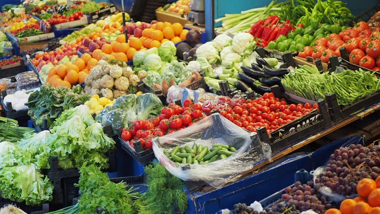 غرفه میوه در بازار محلی: آگهی خرده فروشی و فروش عمده میوه و صیفیجات در فروشیاب