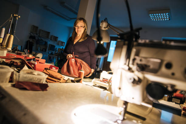 خرید عمده کیف و کفش از تولیدیها در فروشیاب - یک تولیدکننده کیف و کفش مشغول به کار که نشاندهنده تولیدیهای معتبر و فرصتهای خرید و فروش عمده است.