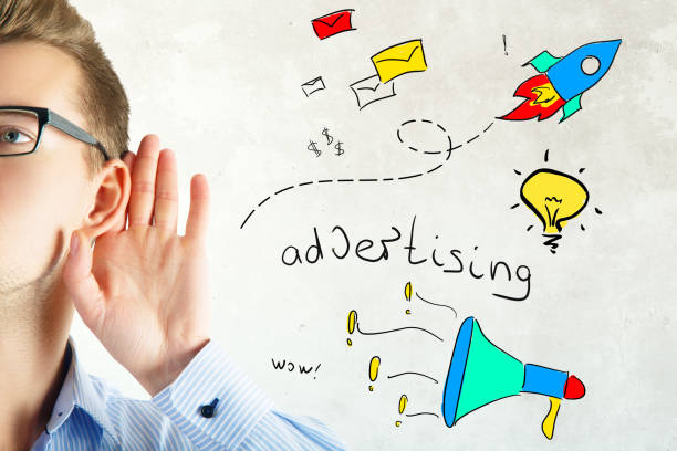 ثبت آگهی رایگان و هدفمند در فروش‌یاب: جذب خریداران واقعی - مشتری جوان در حال گوش دادن به توضیحات فروشنده در بازار عمده فروشان