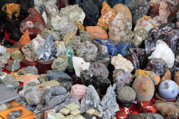 مجموعه متنوعی از مواد معدنی در بازار، نمادی از بازار مواد معدنی و خرید و فروش عمده در فروش یاب