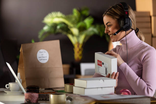 فروش یاب و ارتباط مستقیم با فروشنده: نماینده خدمات مشتری در حال نشان دادن بسته محصول از طریق تماس تصویری، نمادی از ارتباط شفاف و مستقیم در فروش یاب