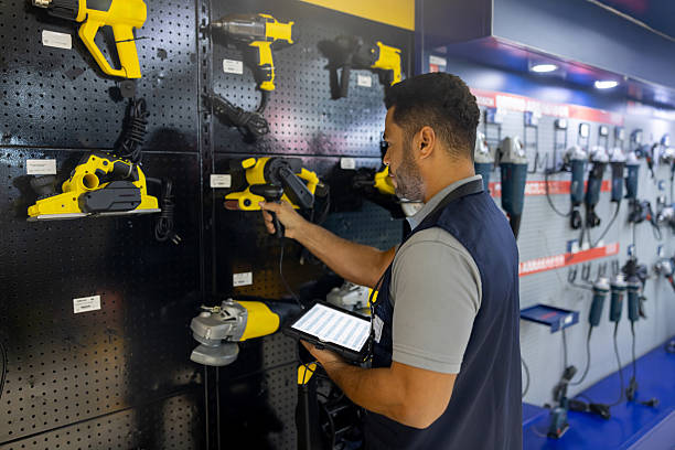 دیجیتال مارکتینگ و سئو محلی فروشگاه قطعات یدکی لوازم خانگی در کرج: کارمند فروشگاه در حال بررسی موجودی و ثبت اطلاعات، جذب مشتریان جدید با پینو
