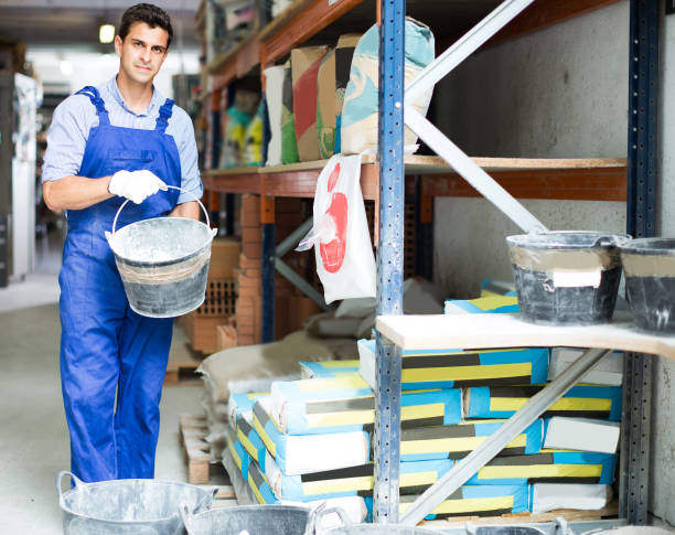 کارگر ساختمانی در حال استفاده از مصالح - فروش یاب، خرید عمده مصالح، آگهی تجاری