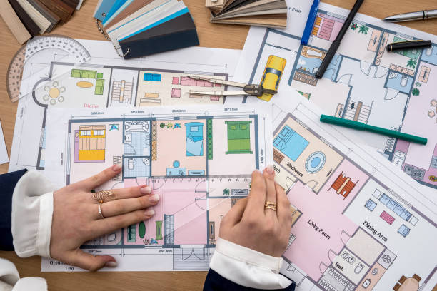 سفارش خانه پیش ساخته مدرن بناگر: مهندس زن در حال بررسی نقشه‌های ویلا پیش ساخته 2026