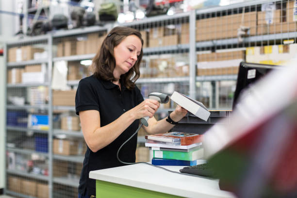 کارگر در حال اسکن بسته برای تحویل؛ بهینه‌سازی زنجیره تامین در فروش یاب