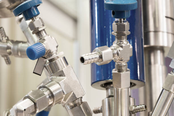 ماشین‌آلات و تجهیزات صنعتی: آگهی‌های فروش مستقیم و خرید عمده در فروش‌یاب - یک راکتور شیمیایی با شیرآلات، نمونه‌ای از تجهیزات صنعتی و آگهی عمده فروشی