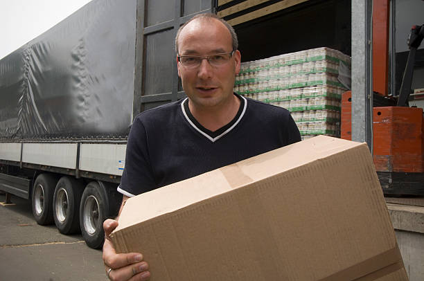 کامیون در حال بارگیری در انبار - فروش یاب، تامین کنندگان اصلی، خرید مستقیم