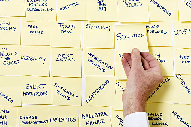 فروش یاب: دست مردی که کاغذی از تابلو اعلانات برمی‌دارد، نمادی از یافتن راه‌حل و آگهی تجاری