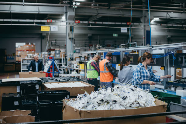 فروش‌یاب، تولیدکننده، خرید عمده - کارگران در خط تولید کارخانه