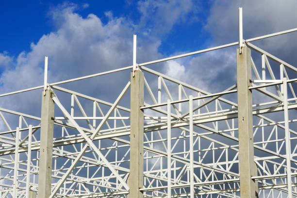 چارچوب فلزی یک سازه پیش ساخته مدرن در حال ساخت، نمادی از سرعت و کیفیت در ساخت و ساز پیش ساخته بناگر