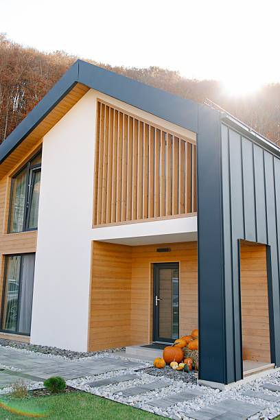 خانه پیش ساخته مدرن: نمای بیرونی یک ویلا پیش ساخته با طراحی چوبی و تحویل فوری