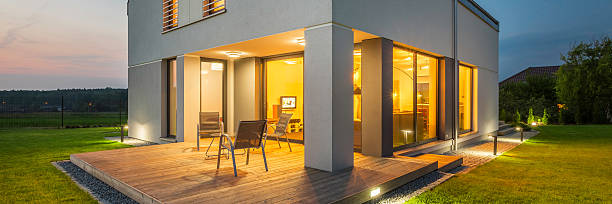 نمایی از یک خانه پیش ساخته مدرن بناگر در شب، با طراحی نورپردازی زیبا، نشان‌دهنده کیفیت ویلا پیش ساخته