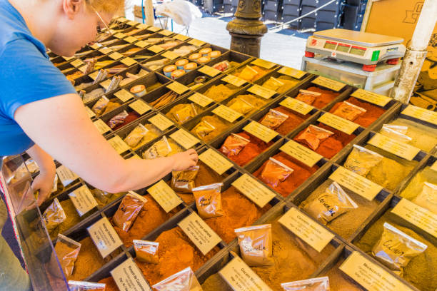 غلات و ادویه عمده: تامینکنندگان معتبر در فروشیاب – بازار پر جنب و جوش، نمایشگاه خرید و فروش عمده غلات و ادویه در فروش یاب