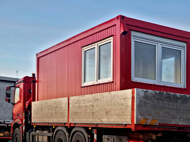 کانکس اداری یا مسکونی بارگیری شده بر روی کامیون، نمادی از تحویل سریع سازه‌های پیش ساخته بناگر