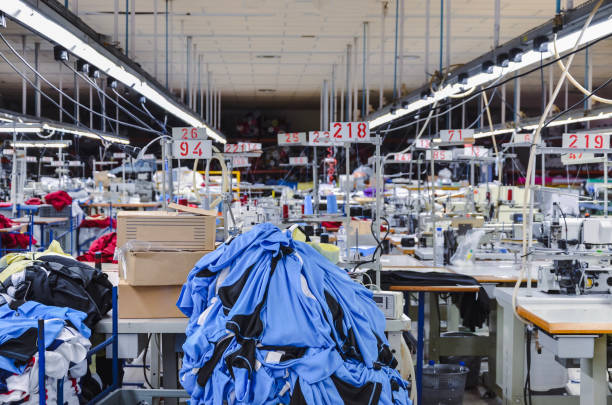 انبوه پارچهها در یک کارخانه تولیدی پوشاک، نشاندهنده تولیدی پوشاک عمده در فروش یاب