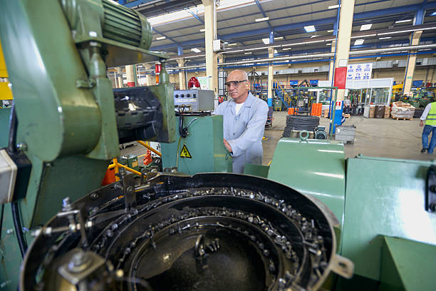 کارگر ارشد در کارخانه | فروش یاب | ماشین‌آلات صنعتی عمده | ثبت آگهی | خرید و فروش عمده