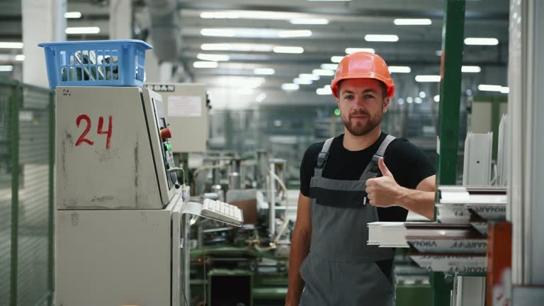 کارگر انبار در حال ثبت آمار - فروش یاب، خرید و فروش عمده، آگهی تجاری