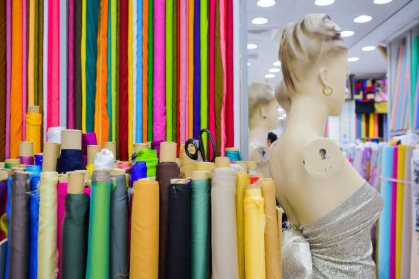 تنوع پارچه و مد عمده در فروشگاه | خرید و فروش عمده آگهی تجاری