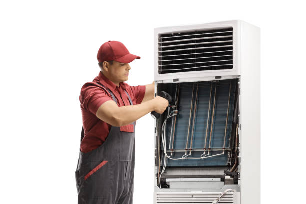 تکنسین پینوسایت در حال سرویس و تعمیر کولر گازی پرتابل در تبریز