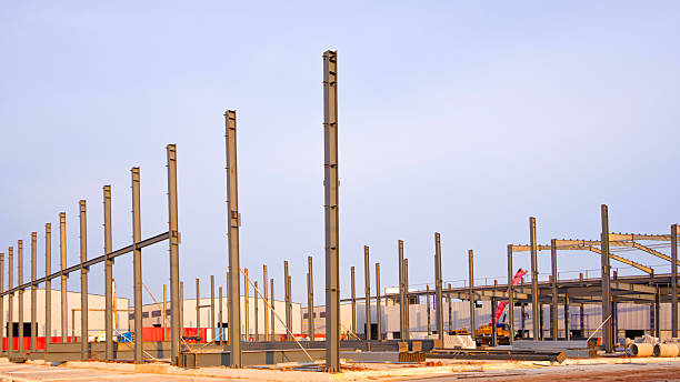 سازه‌های پیش ساخته صنعتی بناگر - ستون‌های فلزی یک ساختمان انبار صنعتی جدید - ویلا پیش ساخته