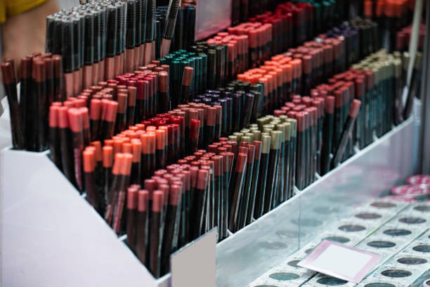 مجموعه رژلب‌ها در یک فروشگاه لوازم آرایش - فروش یاب، خرید و فروش عمده، آگهی تجاری