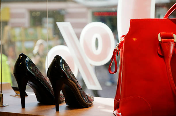 ویترین کفش‌های لوکس در فروشگاه چرمی - فروش یاب، خرید و فروش عمده، آگهی تجاری