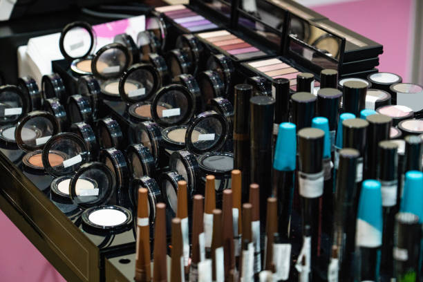 ویترین مغازه با محصولات آرایشی متنوع - فروش‌یاب، آرایشی عمده، آگهی تجاری