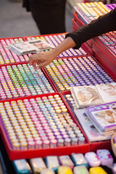 فروش یاب و خرید و فروش عمده، غرفه بازار با لنزهای رنگی