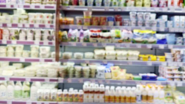 قفسههای خالی سوپرمارکت در انتظار تامین لبنیات عمده از فروشیاب