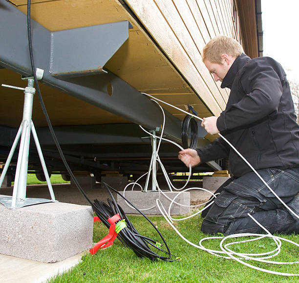 سفارش خانه پیش ساخته بناگر: مهندس در حال نصب زیرساخت‌های ارتباطی در ویلای پیش ساخته