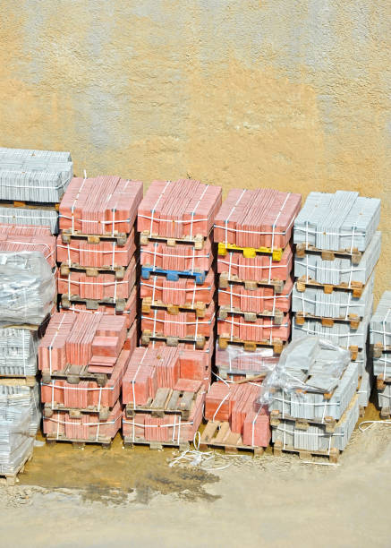 انبوهی از آجر و سنگفرش برای پروژههای ساختمانی - فروش یاب، خرید و فروش عمده، آگهی تجاری