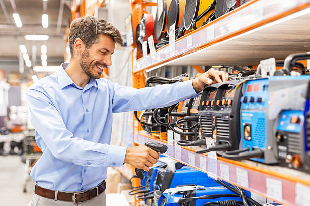 کارگر انبار در حال اسکن کالا در انبار ابزارآلات و بررسی موجودی - فروش یاب، خرید و فروش عمده، آگهی تجاری