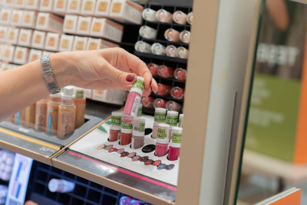 فروش عمده محصولات زیبایی - یک خانم در حال خرید لوازم آرایشی برای فروش عمده