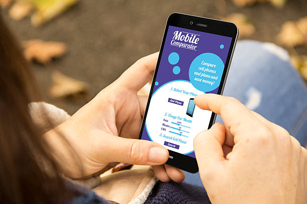 مشتری شیرازی در حال مقایسه محصولات هوشمند با وبسایت Mobile-first، طراحی سایت لوازم خانگی هوشمند
