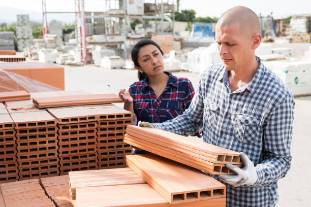 کارگر در حال چیدن آجر در انبار مصالح ساختمانی | فروش یاب، خرید و فروش عمده، آگهی تجاری
