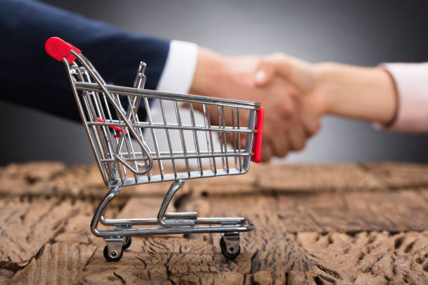 سبد خرید روی میز چوبی در فروش یاب - فروش یاب، خرید عمده، قیمت رقابتی