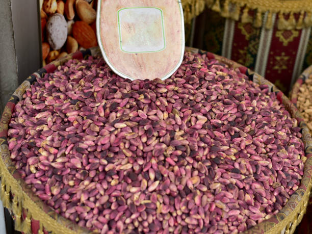 فروش عمده پسته اکبری اعلا، آجیل و خشکبار در یک بازار معروف. فروش یاب، خرید و فروش عمده، آگهی تجاری