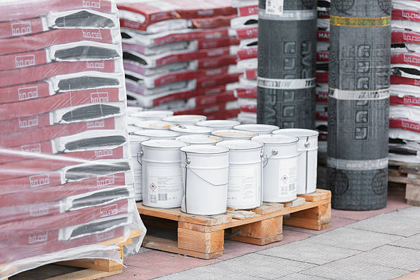 مصالح ساختمانی عمده | تحویل فوری | فروش‌یاب - رول‌های ایزوگام و سطل‌های رنگ روی پالت‌ها در انبار