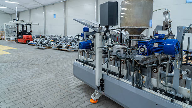 ماشین پردازش صنعتی با موتورهای آبی در سالن کارخانه بزرگ همراه با لیفتراک - فروش یاب، خرید و فروش عمده تجهیزات صنعتی