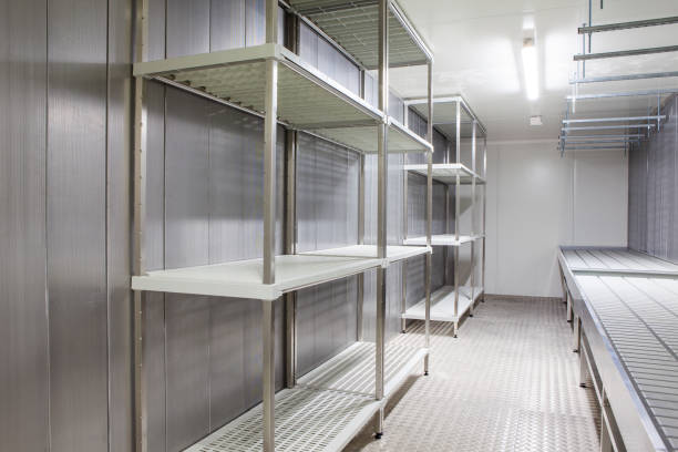 یخچال صنعتی پروتئینی مدرن در یک محیط کاری - فروش یاب، خرید و فروش عمده