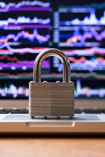 فروش یاب: قفل با نمودارهای مالی، نمادی از امنیت معاملات و فرصت‌های خرید و فروش عمده