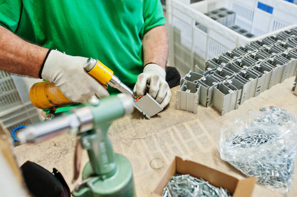 کارگر در حال تعمیر ماشین‌آلات صنعتی، خرید و فروش عمده صنعتی در فروش یاب