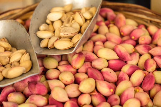 خشکبار عمده: خرید مستقیم پسته، آجیل و میوه خشک با بهترین قیمت در فروش‌یاب - تصویر نزدیک از پسته تازه و باکیفیت برای خرید عمده در فروش یاب
