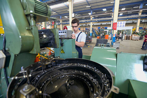 کارگر ماهر در محیط صنعتی، فروش یاب برای نیازمندی‌های تجاری