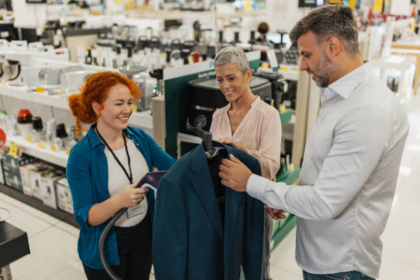 فروش‌یاب، آگهی تجاری: متخصص خرده‌فروشی در حال کمک به ارائه لباس - جستجوی آسان، خرید هوشمند: تجربه حرفه‌ای در فروش‌یاب برای عمده‌فروشان و خرده‌فروشان