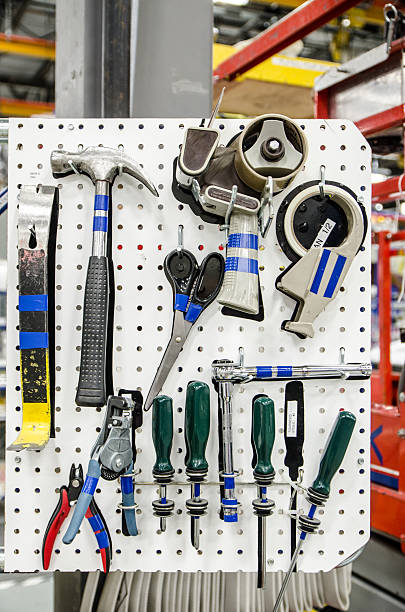 فروش یاب: ابزارآلات مرتب بر روی تخته، نمایشگر کیفیت و دقت. خرید و فروش عمده و آگهی عمده فروشی