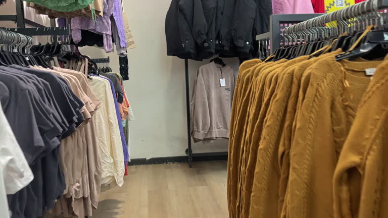 پوشاک عمده زنانه، خرید و فروش عمده لباس زنانه، فروش یاب